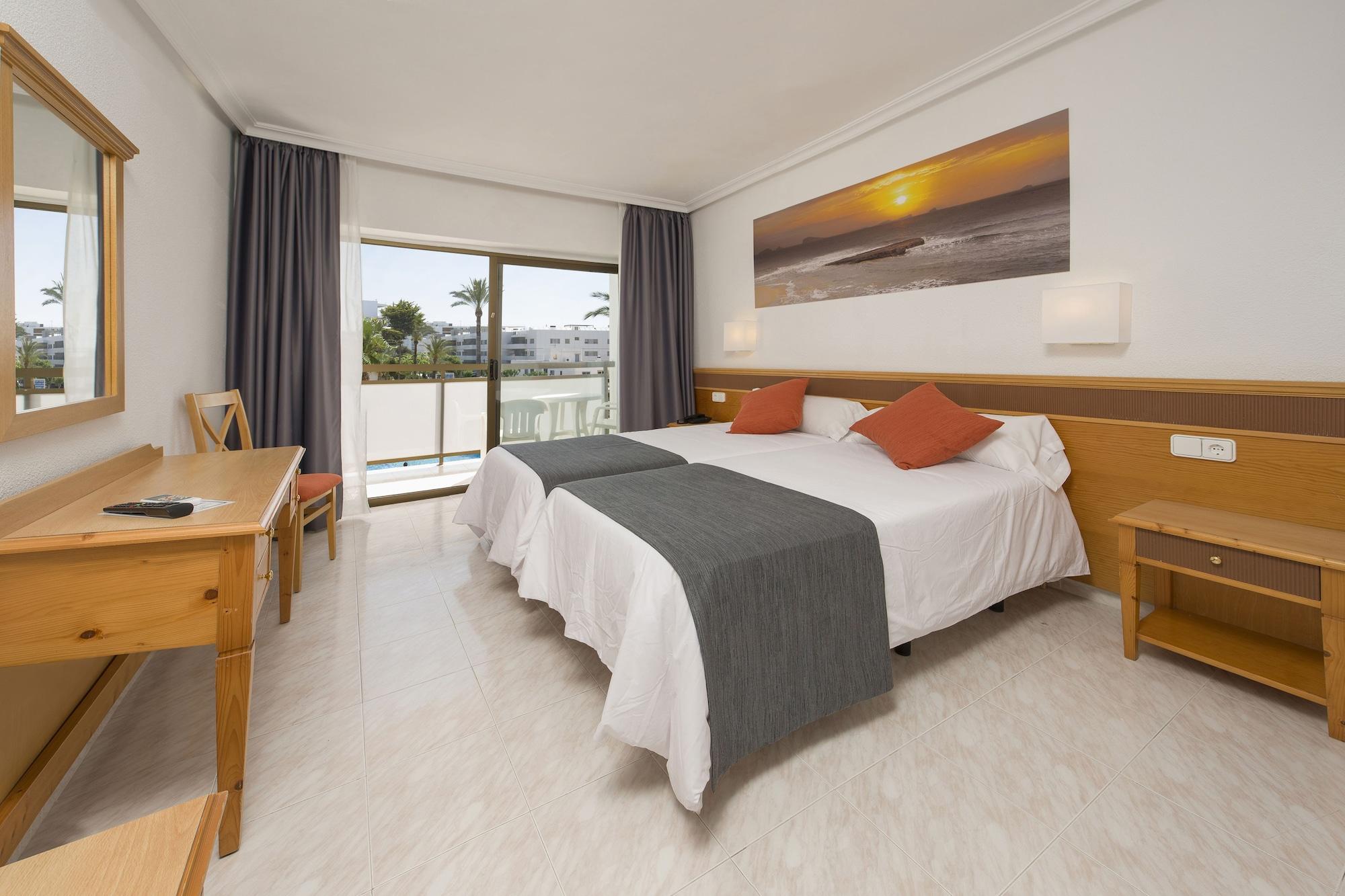 Hotel Vibra Mare Nostrum Playa d'en Bossa Esterno foto